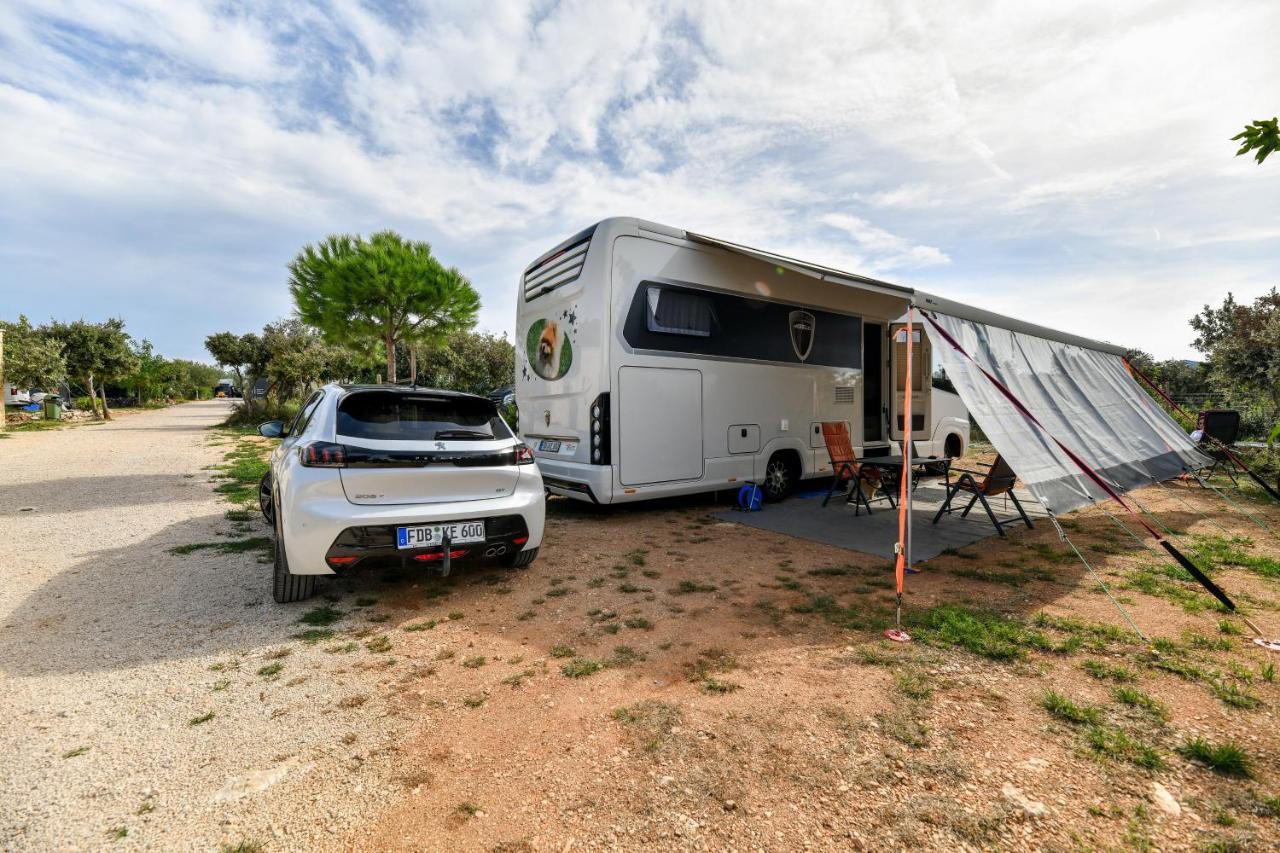 Mobile Homes At Camping Ugljan Resort Exteriör bild